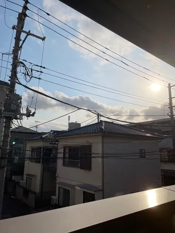 電線と街並み、夕陽のコントラスト