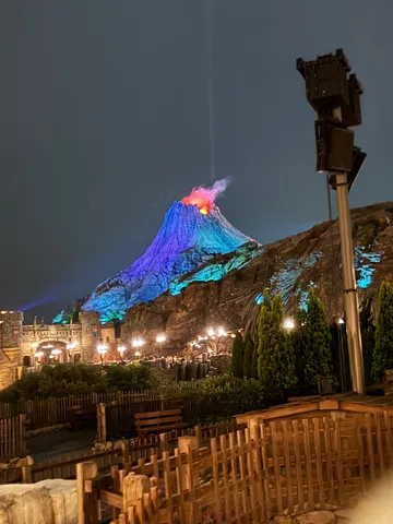 夜空に映える噴火する山