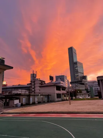 燃ゆる空、静かな校庭