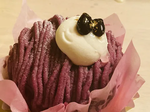 金箔が輝く紫の甘味、これは何？