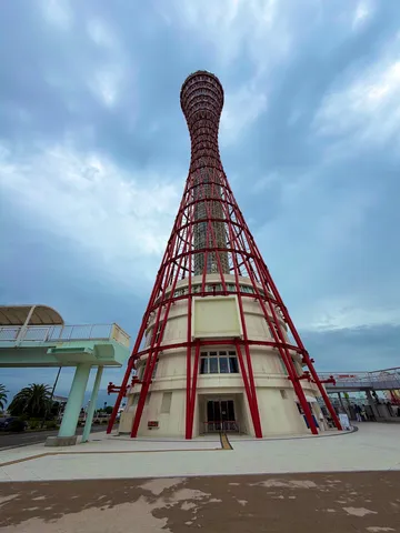 赤い鉄骨の円錐空間
