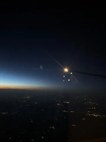 飛行機から見た夜明けのグラデーション
