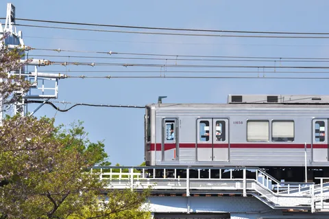 空を横切る鉄路の静寂
