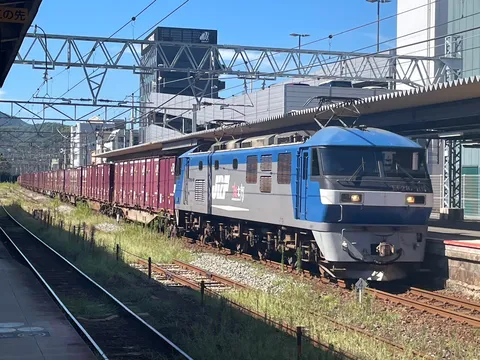青い機関車と長い貨物列車