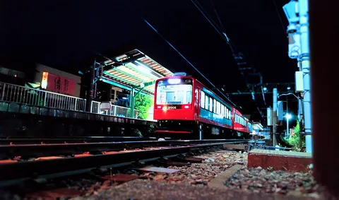 夜のホームに佇む赤い列車