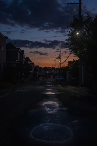 水たまりが映す、夕暮れの道