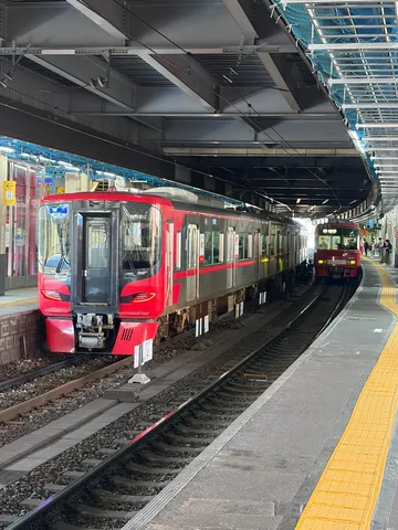 赤と銀の線路風景