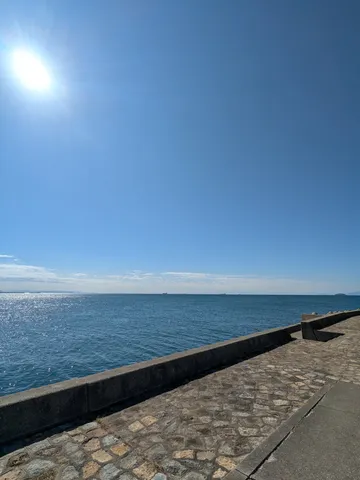 眩しい光と穏やかな海