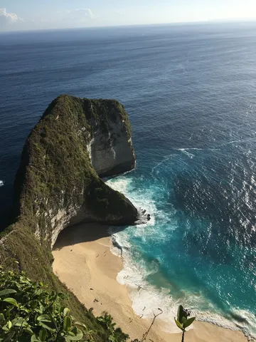 海に切り立つ緑の岬