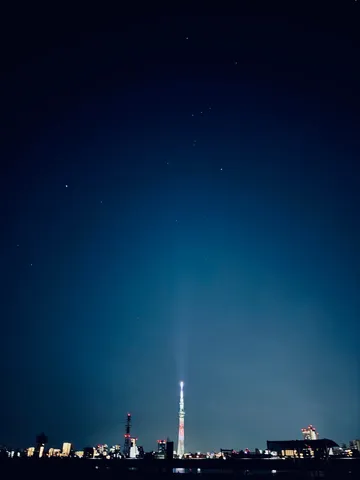 夜空と塔の微かな光景