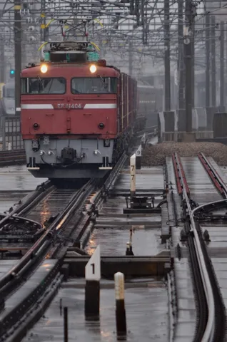 雨粒がきらめく、湿った線路の風景