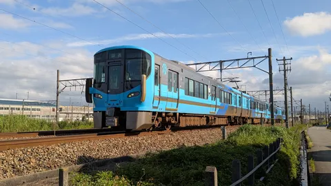 青い列車と夏の空