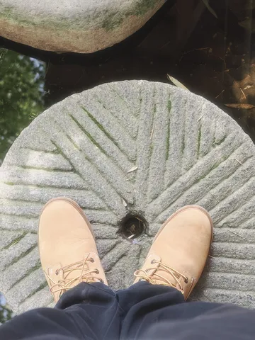 石臼と水辺の静寂
