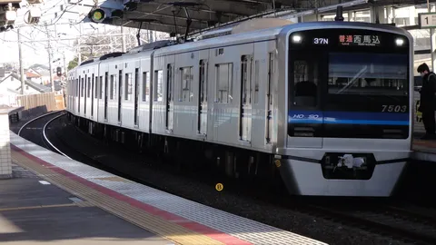 冬の駅に響く列車の静寂
