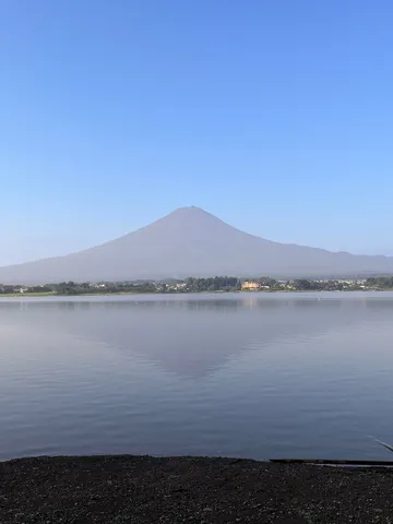 湖面に映る、静寂の富士山