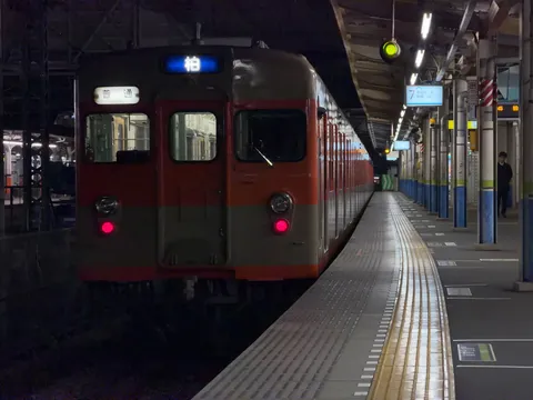 夜の駅に佇む、郷愁を誘う列車