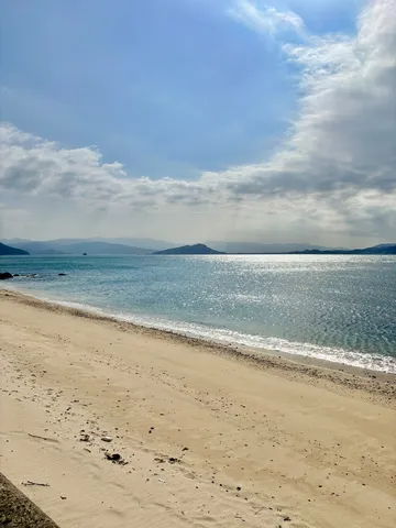 光きらめく静かな浜辺