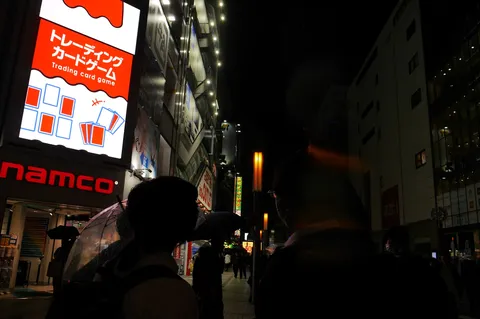 夜の街角、カードゲームの光