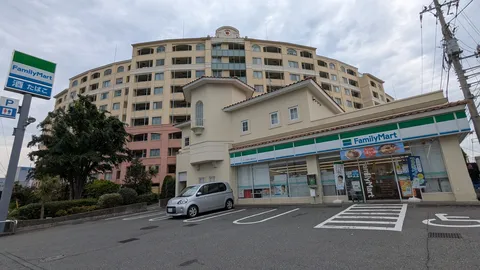ファミリーマートと曲線を描く集合住宅