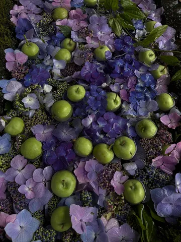 瑞々しいリンゴと紫陽花の幻想水景