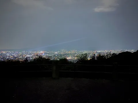 夜景に溶け込む光の軌跡