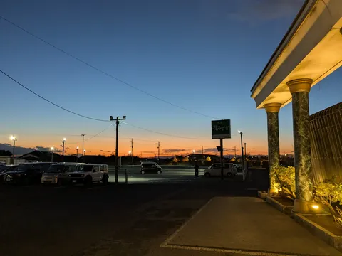 夕暮れ時の停车场、空と街灯