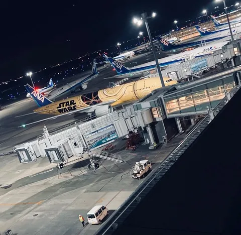 スターウォーズジェット、夜の空港に佇む