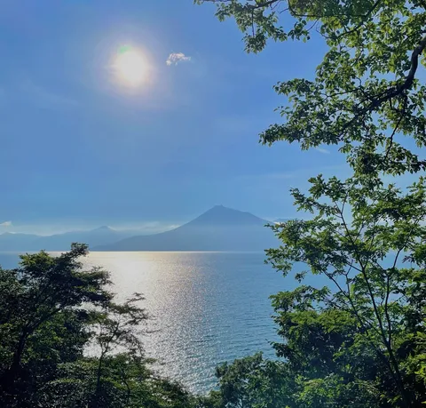 湖畔に光が宿る景色