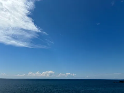 水平線に広がる青い空と海
