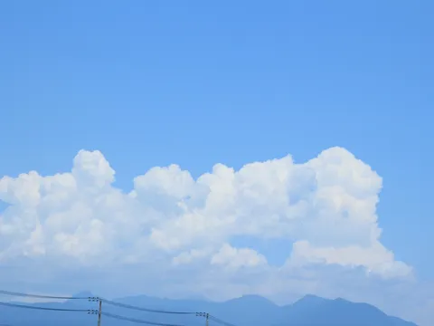 広がる青空と雲の白