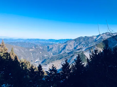 蒼穹と山影の静寂