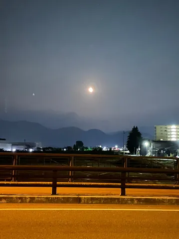 夜空に浮かぶ神秘的な月光