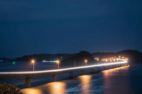 光の道が描く夜景
