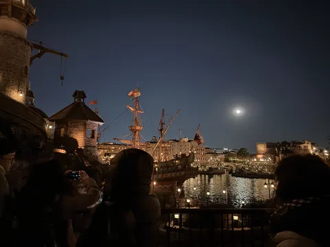 月夜の豪華船、そして見守るスマホたち