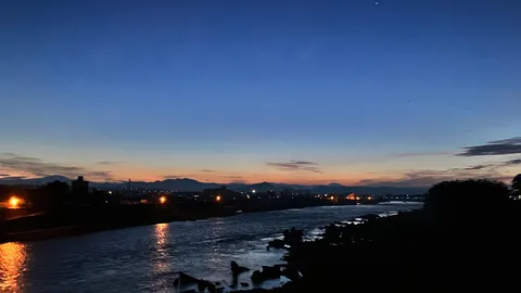 黄昏の川面に映る光