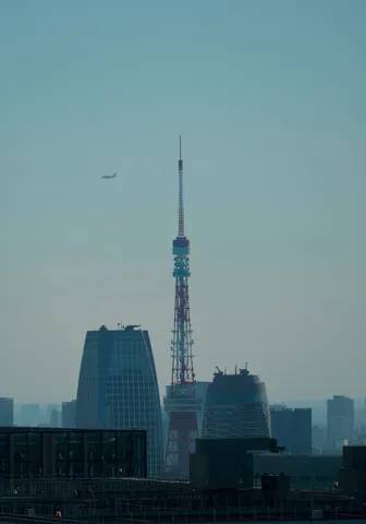青空に際立つ塔と飛行機