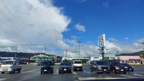 雨上がりの駐車場、雲の隙間から光が差す