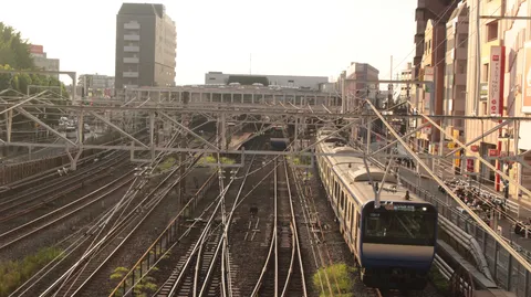夕暮れ電車の線路