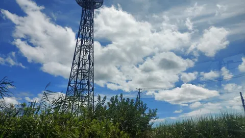 空と鉄塔、緑のコントラスト