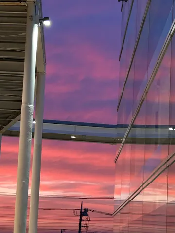 ビルに映る、空と街の境界線