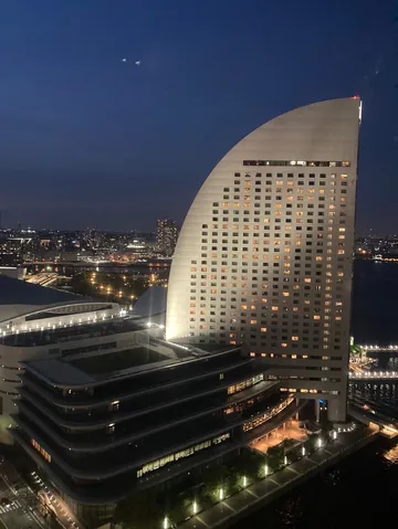 夜景に浮かぶ帆船のようなビル