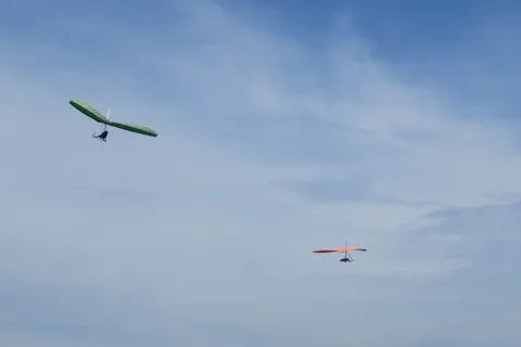 風と遊ぶ二つの翼