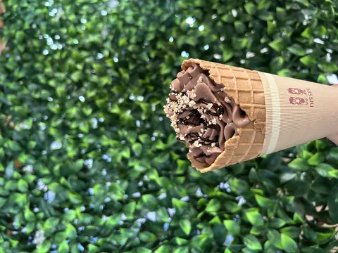 緑の中でとろけるチョコソフト