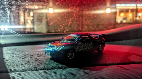 雨夜のミニカー、幻想的なドライブ