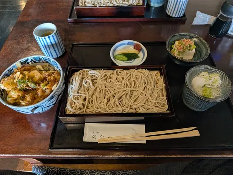 ざるそばと揚げの彩り
