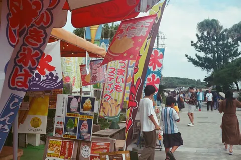 色旗が運ぶ夏の風景