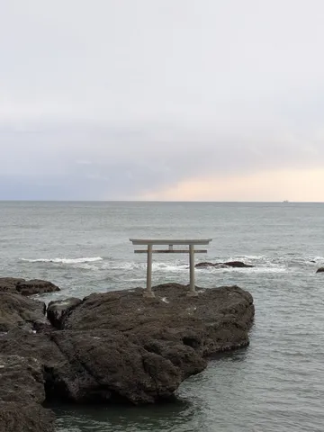海辺の鳥居、静寂の時