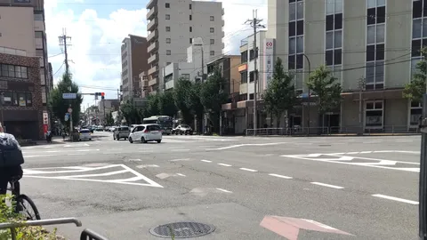 青空の下、街の交差点