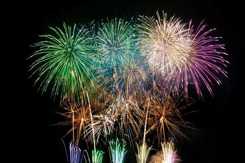 夜空を彩る花火の瞬き