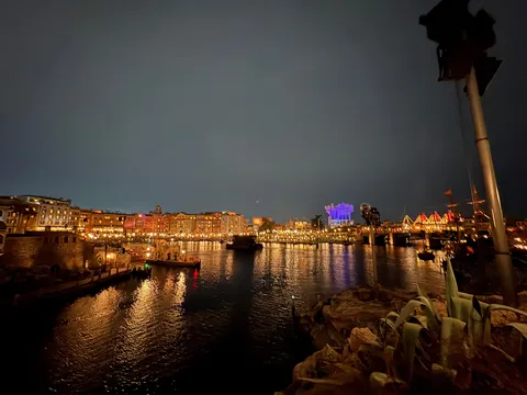 夜景が照らす異国情緒あふれる港